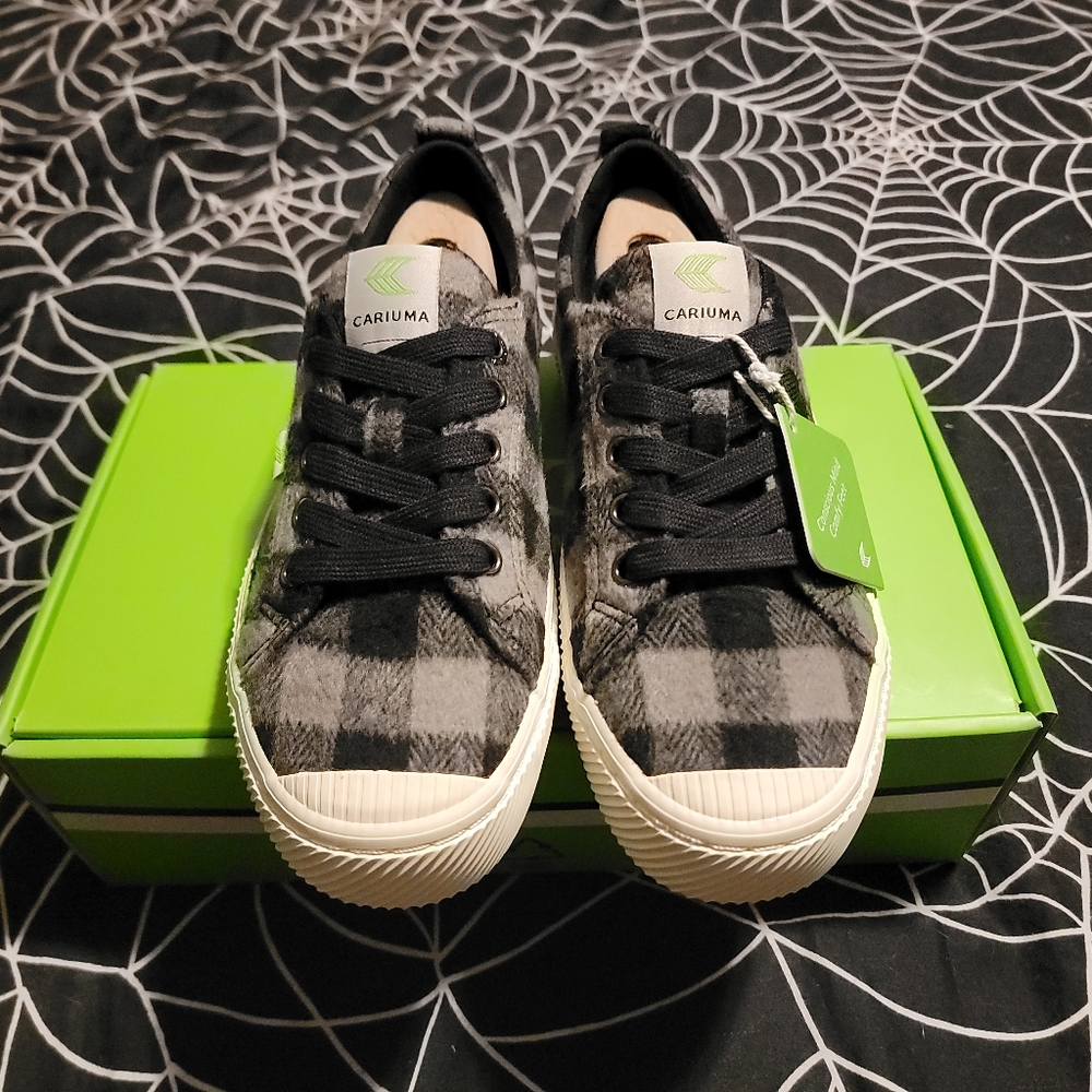 Cariuma oca low black plaid sneaker Women Size 7.5